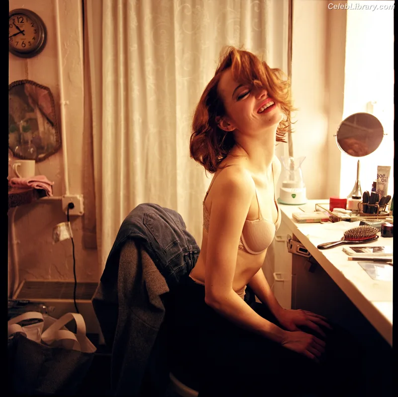 Emma Stone photo 11 of 1455
