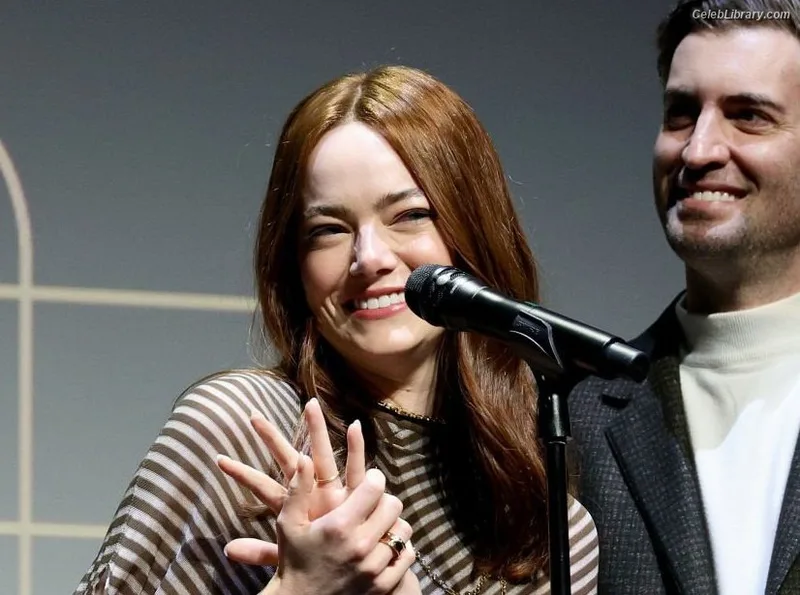 Emma Stone photo 17 of 1455