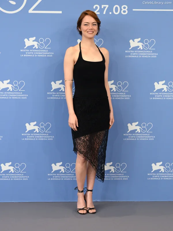 Emma Stone photo 11 of 1455