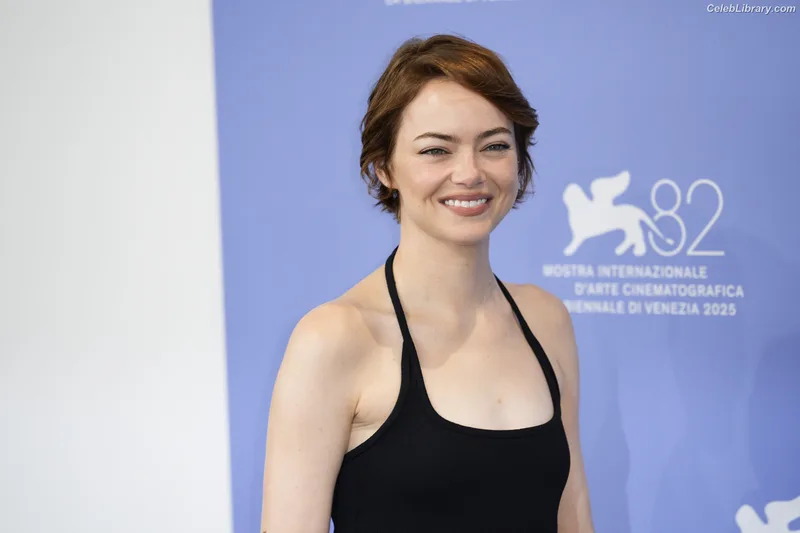 Emma Stone photo 16 of 1455