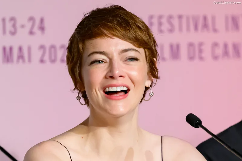 Emma Stone photo 6 of 1455