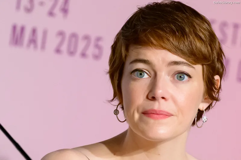 Emma Stone photo 10 of 1455