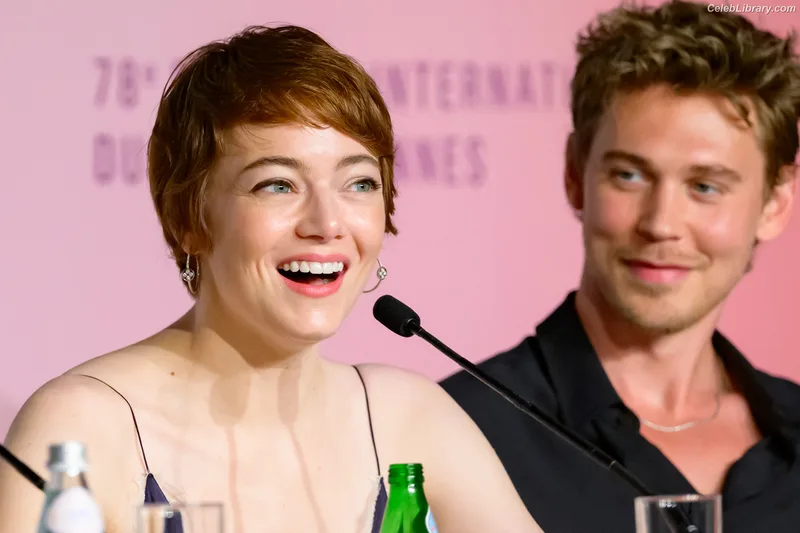 Emma Stone photo 14 of 1455