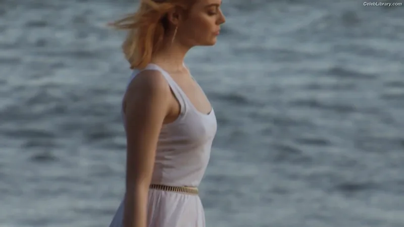 Emma Stone photo 17 of 1455