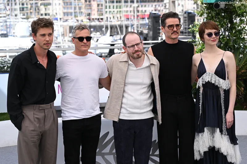 Emma Stone photo 8 of 1455