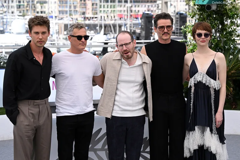 Emma Stone photo 11 of 1455