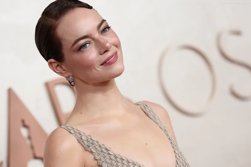 Emma Stone photo 7 of 1455