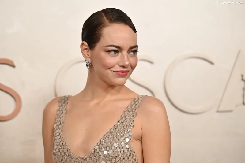 Emma Stone photo 17 of 1455