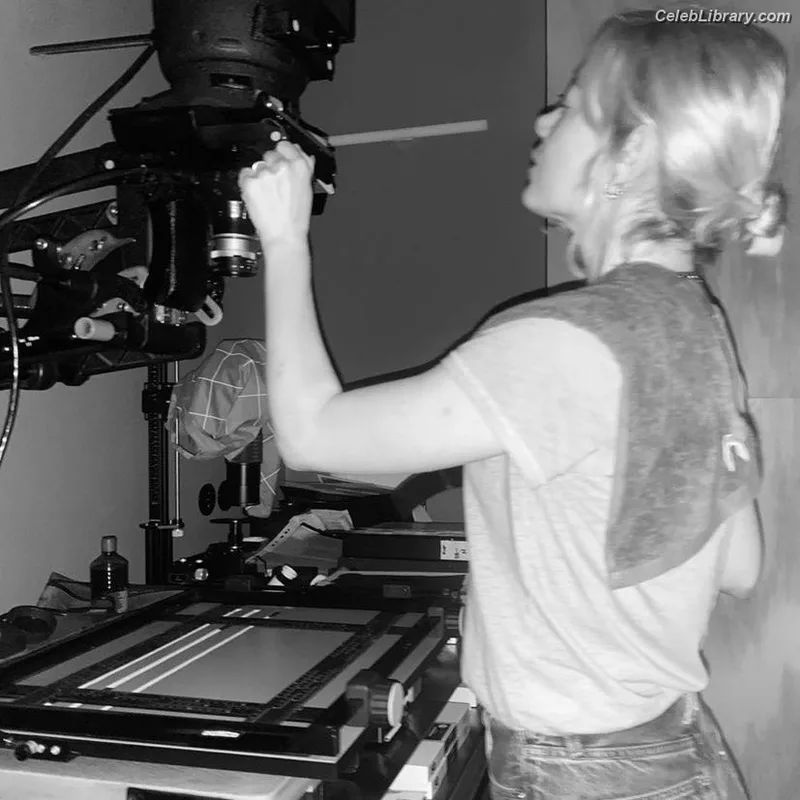 Emma Stone photo 15 of 1455