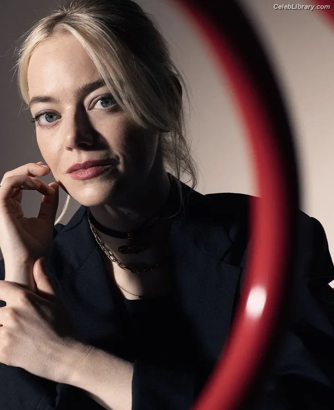 Emma Stone photo 17 of 1455