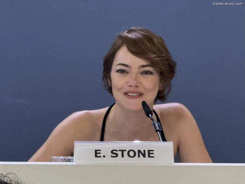 Emma Stone photo 6 of 1455