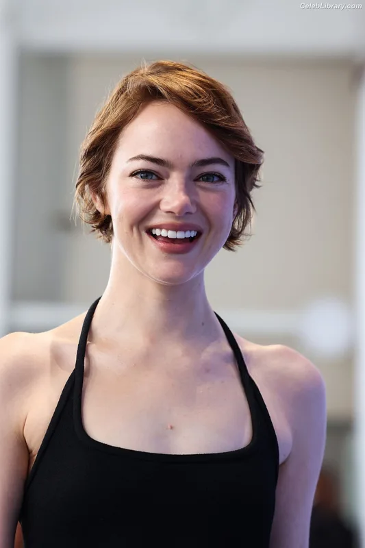 Emma Stone photo 15 of 1455