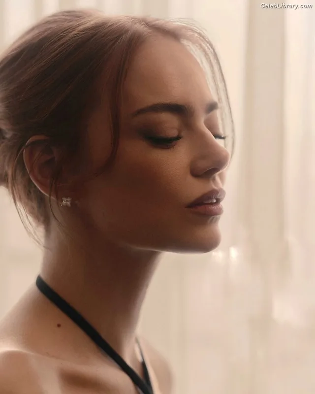 Emma Stone photo 21 of 1455