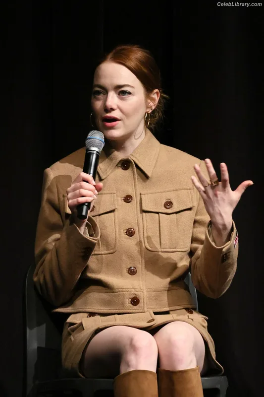 Emma Stone photo 10 of 1455