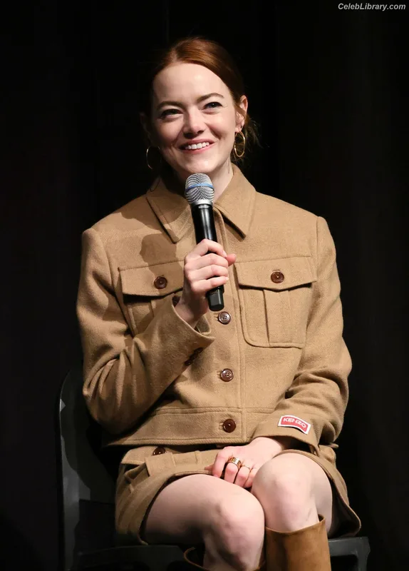 Emma Stone photo 11 of 1455