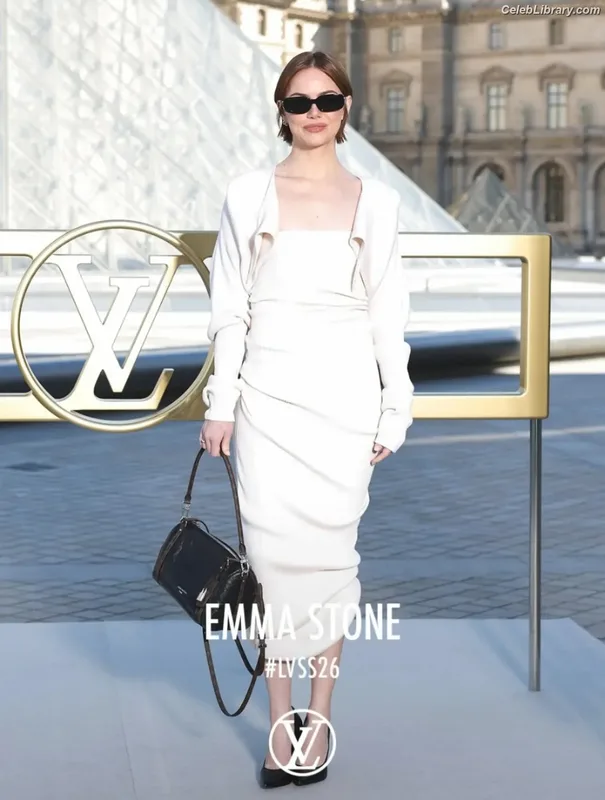 Emma Stone photo 20 of 1455