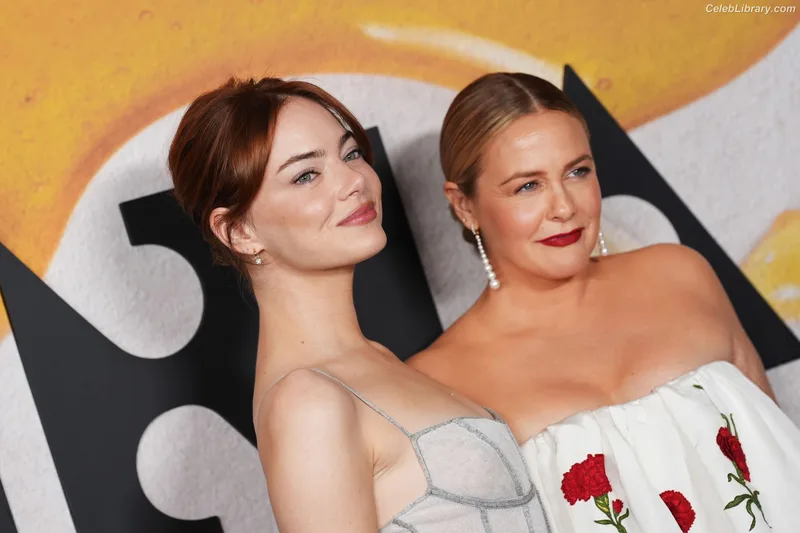 Emma Stone photo 15 of 1455