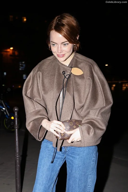 Emma Stone photo 9 of 1455