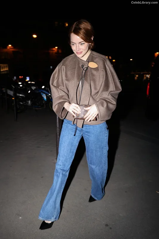Emma Stone photo 10 of 1455