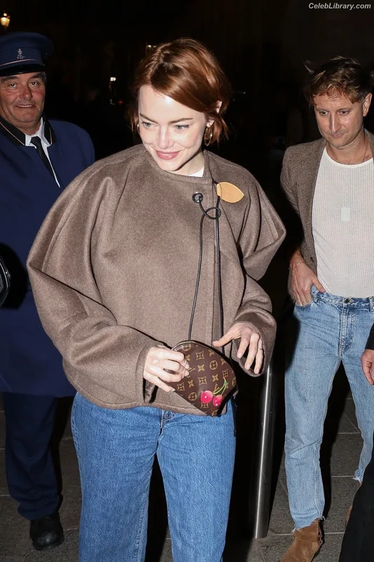 Emma Stone photo 11 of 1455