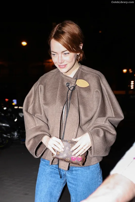 Emma Stone photo 14 of 1455