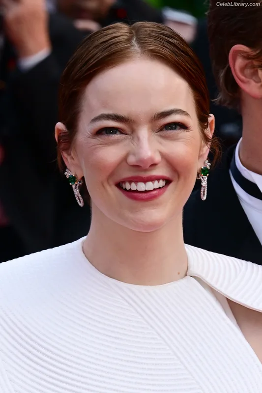 Emma Stone photo 6 of 1455