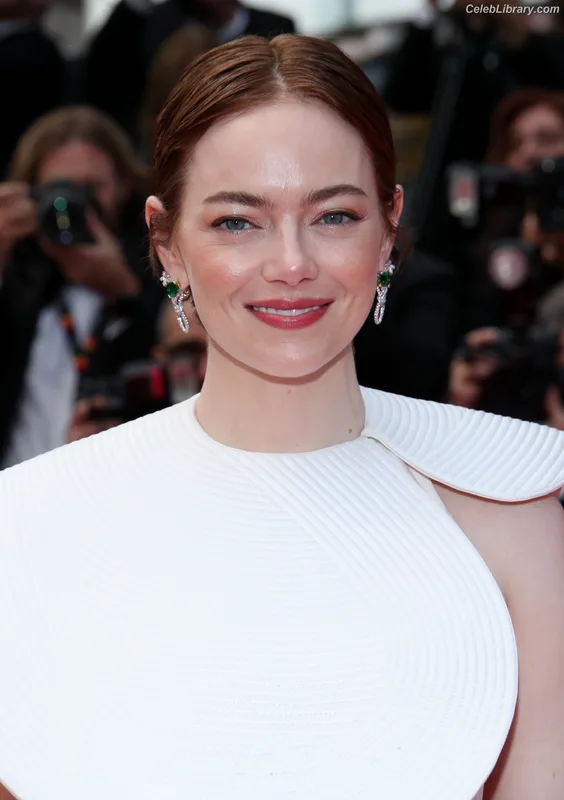 Emma Stone photo 21 of 1455