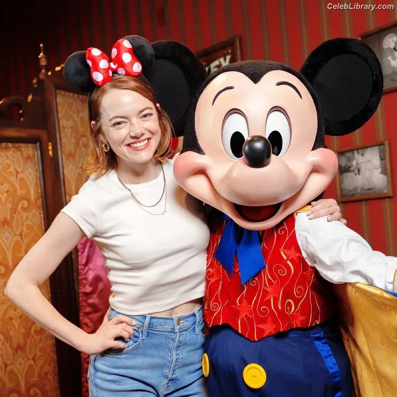Emma Stone photo 19 of 1455