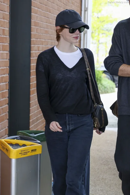 Emma Stone photo 21 of 1455