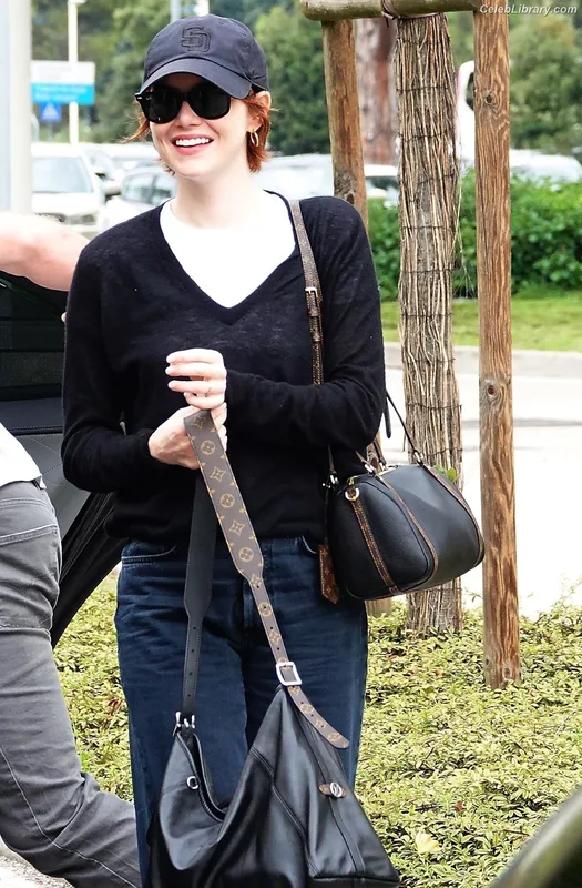 Emma Stone photo 11 of 1455