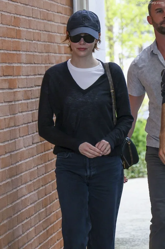 Emma Stone photo 14 of 1455