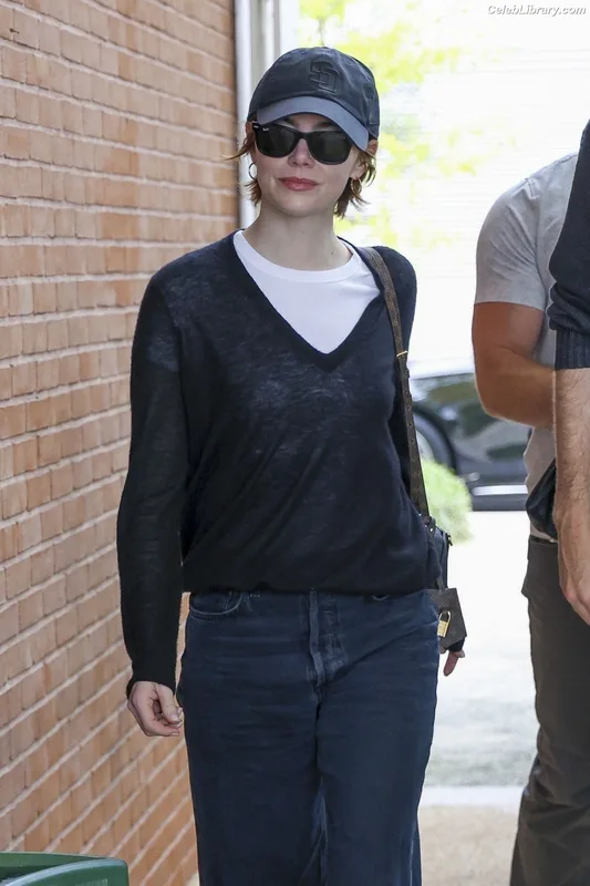 Emma Stone photo 16 of 1455