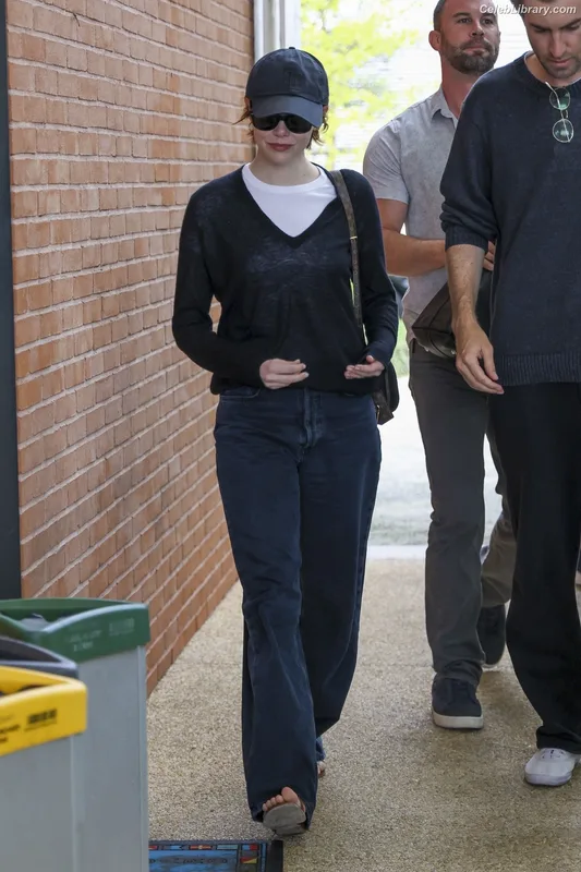 Emma Stone photo 17 of 1455