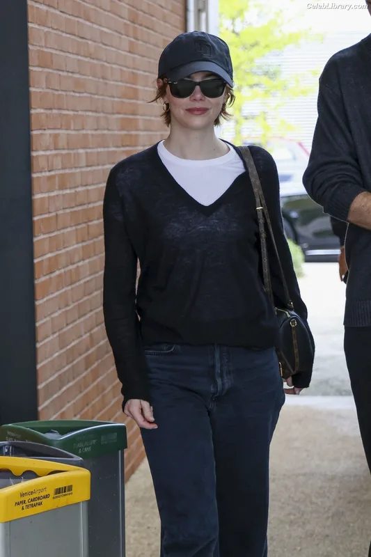 Emma Stone photo 19 of 1455