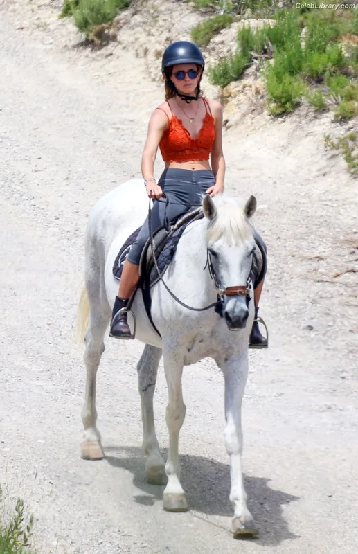 Emma Watson photo 2 of 1883