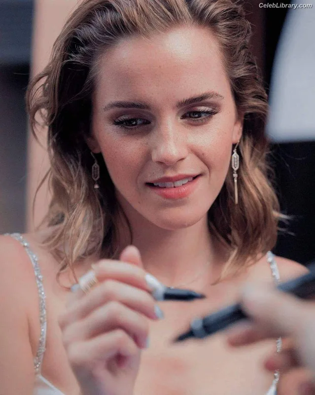 Emma Watson photo 24 of 1883