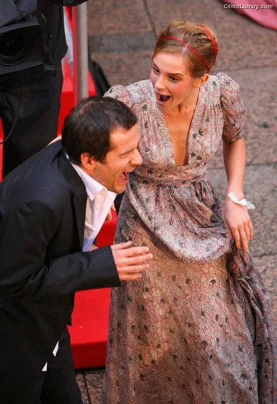 Emma Watson photo 3 of 1883