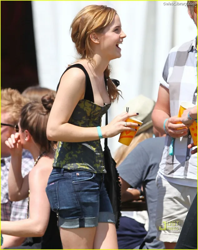 Emma Watson photo 8 of 1883