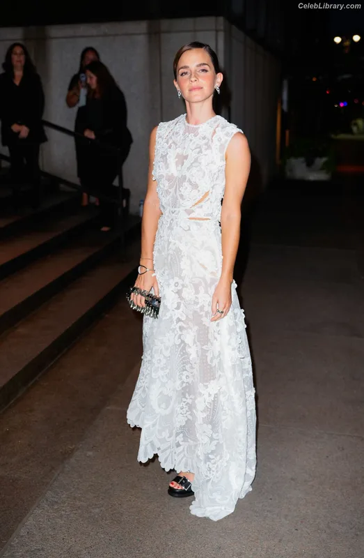 Emma Watson photo 21 of 1883