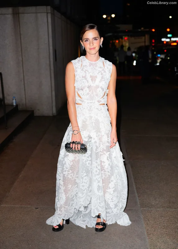 Emma Watson photo 4 of 1883