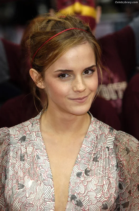 Emma Watson photo 19 of 1883