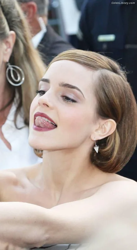 Emma Watson photo 19 of 1883