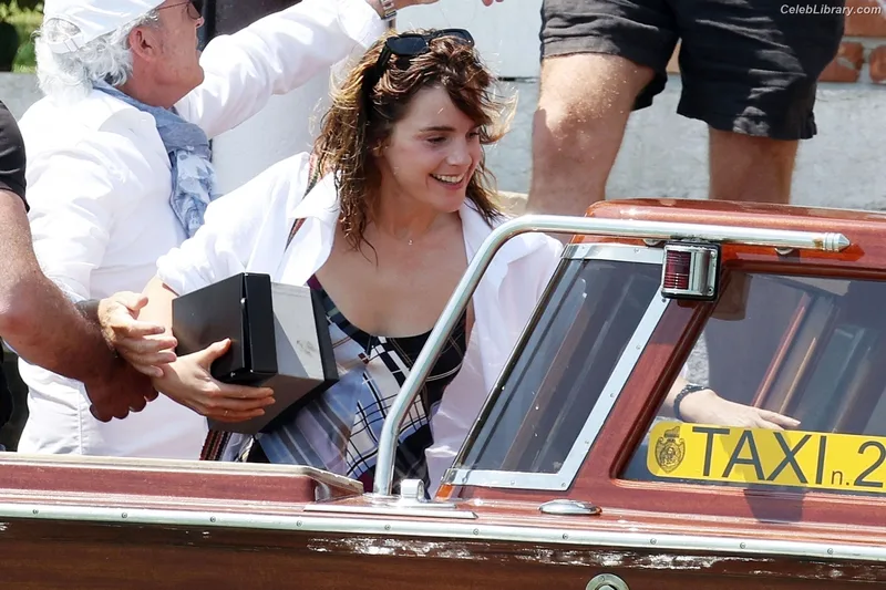 Emma Watson photo 4 of 1883