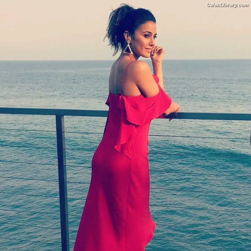 Emmanuelle Chriqui photo 10 of 399