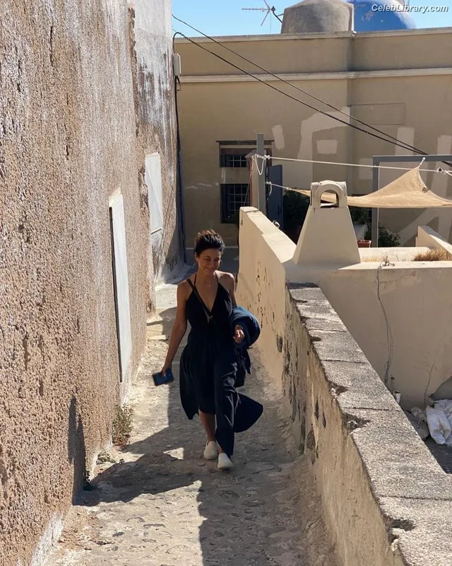Emmanuelle Chriqui photo 13 of 400