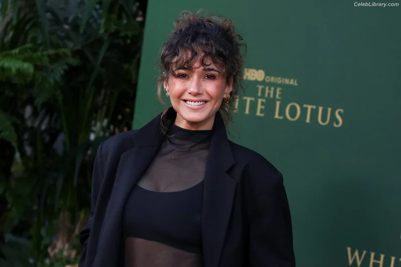 Emmanuelle Chriqui photo 18 of 400