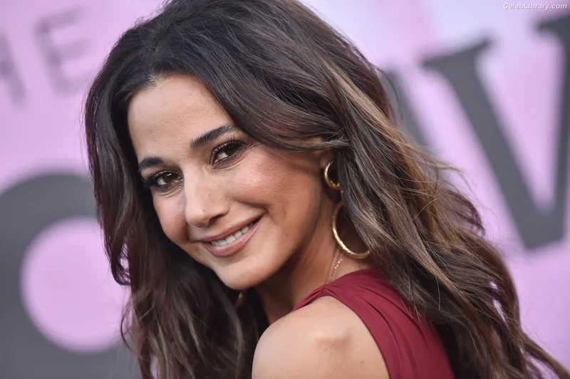 Emmanuelle Chriqui photo 7 of 400