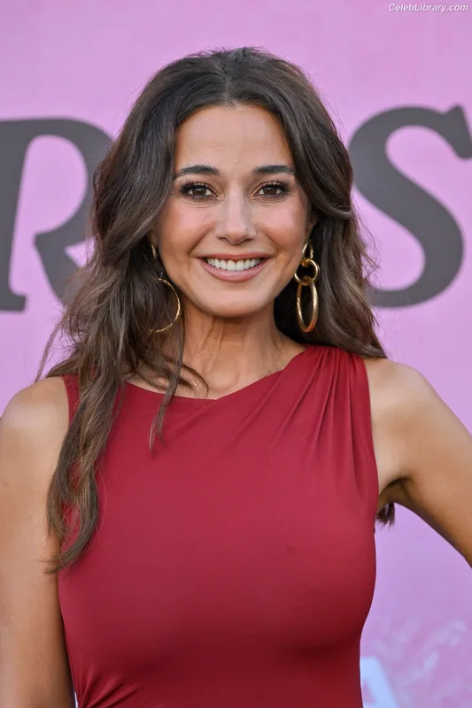 Emmanuelle Chriqui photo 9 of 400