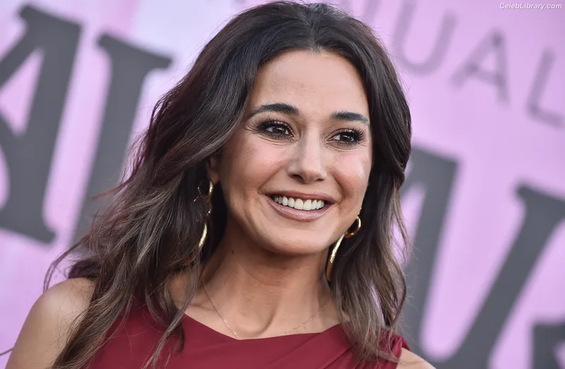 Emmanuelle Chriqui photo 10 of 400