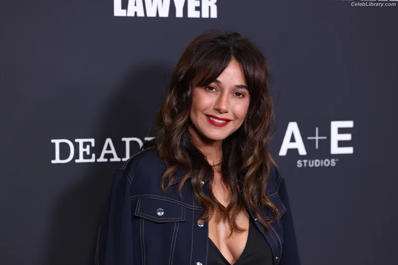Emmanuelle Chriqui photo 3 of 400